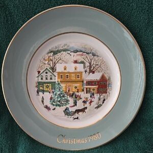 Vintage Christmas 1980 Decorative Plate